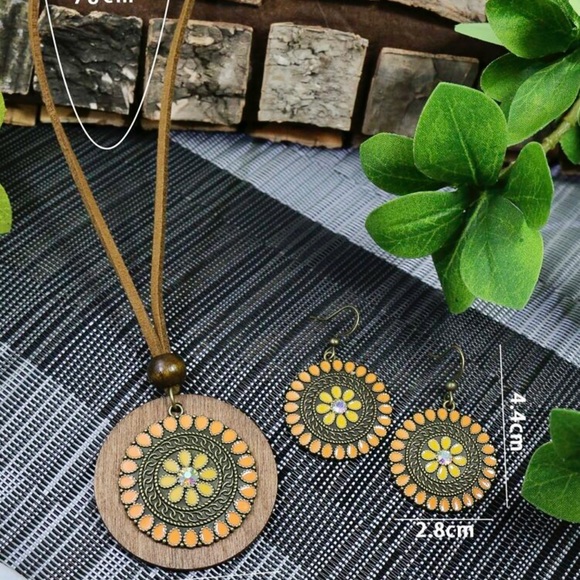 Rhinestone decor decor round charm necklace & drop earrings. - Picture 4 of 5